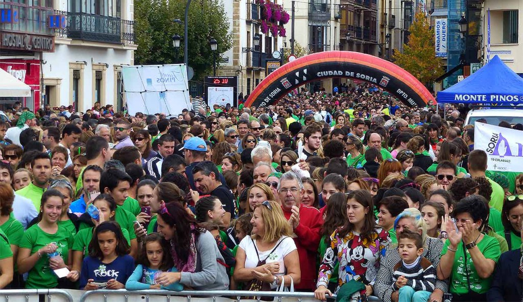 Tercer-Camino-por-Soria-contra-el-Cancer-gente-en-plaza