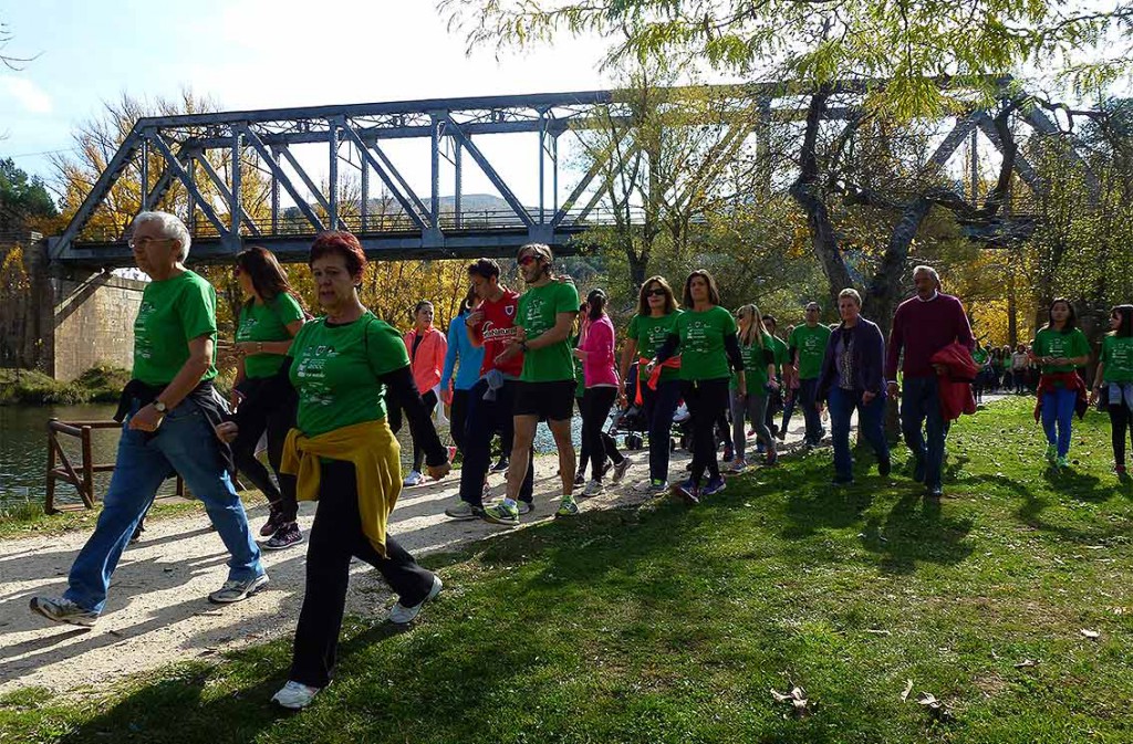 Tercer-Camino-por-Soria-contra-el-Cancer-pasado-el-puente-de-hierro-en-el-Duero