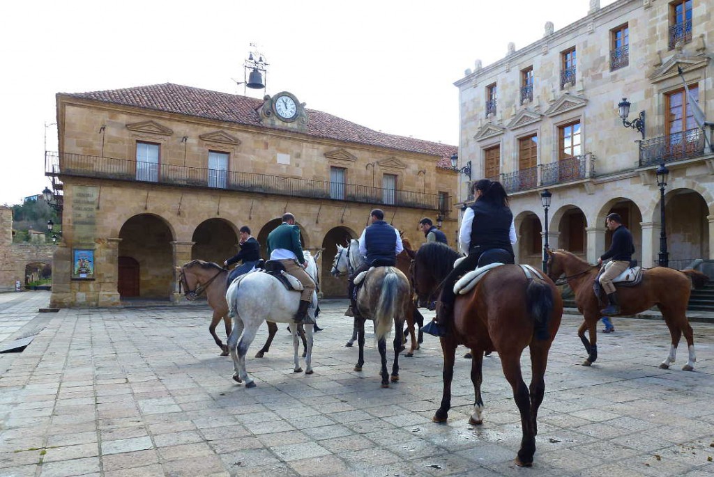 Feria de Abril Soria 2016 caballistas Plaza Mayor